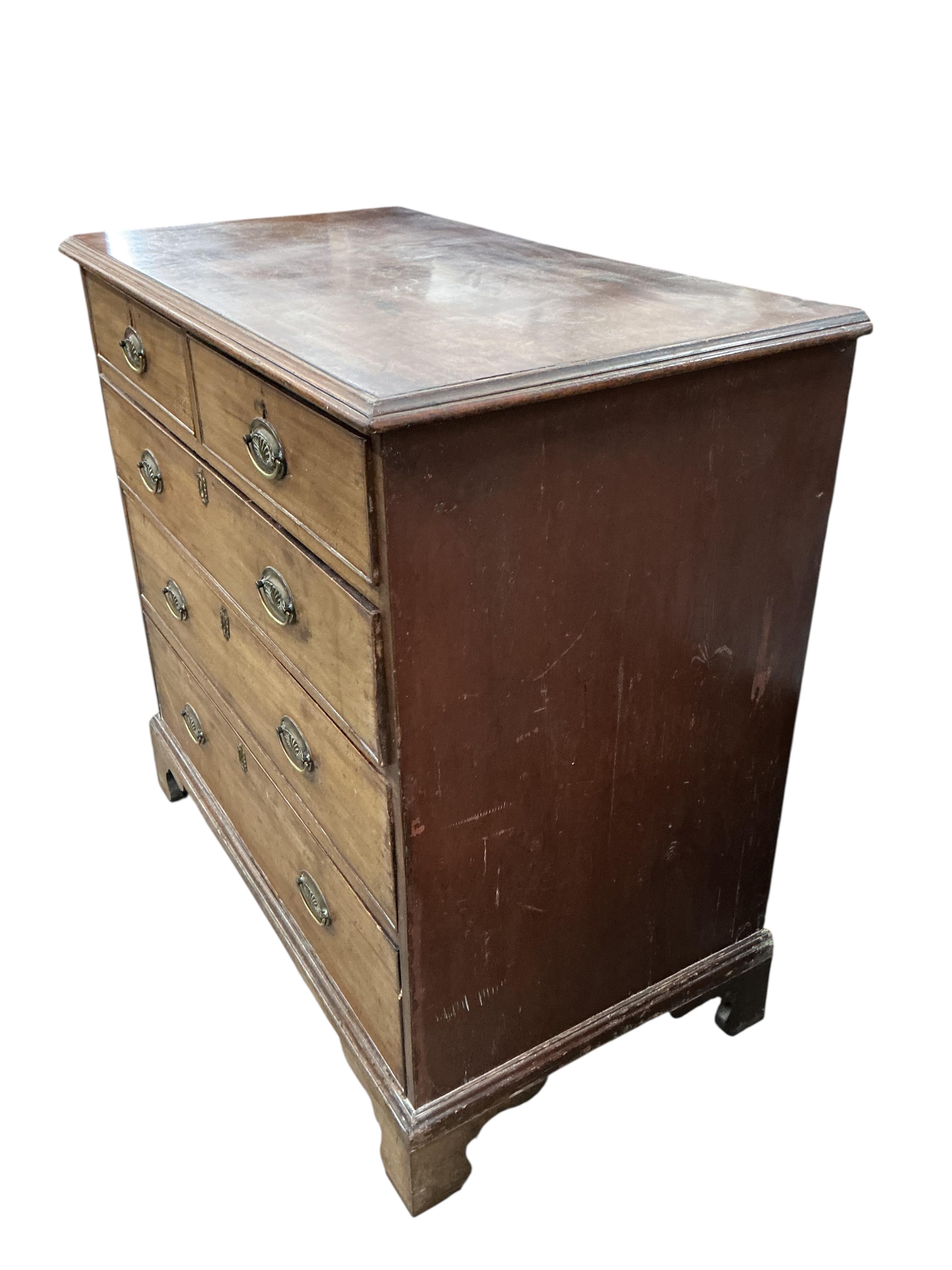A George III mahogany chest of drawers, width 95cm, depth 52cm, height 92cm